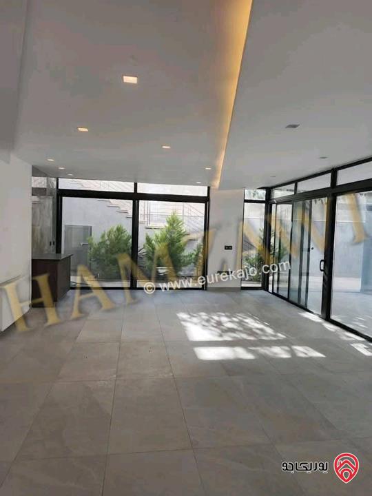 شقة دوبلكس أرضية مساحة 300م داخلي و 250م خارجي للايجار في عمان - حي الصحابة 