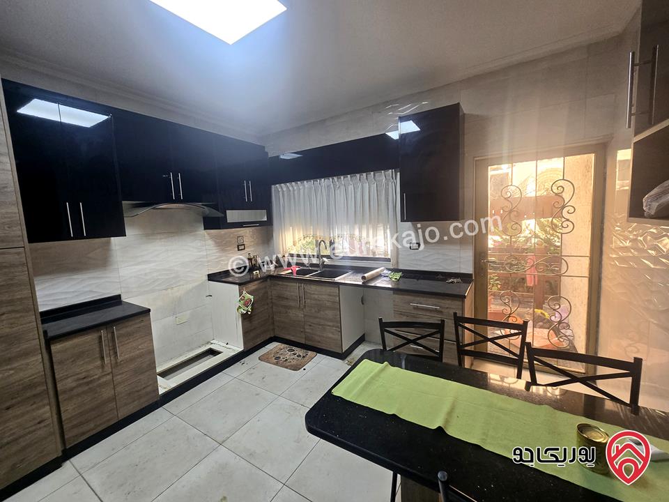 شقة ارضية مساحة 170م داخلي و 100م خارجي للإيجار الفارغ في عمان - الرابية