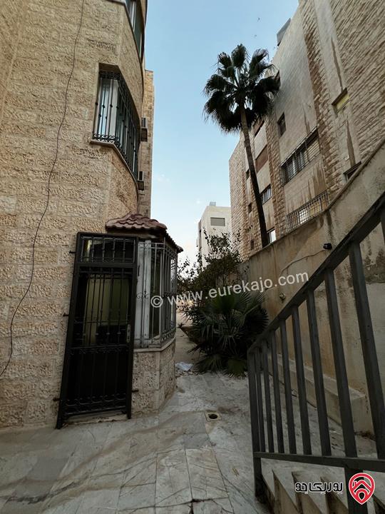 شقة شبه ارضية واسعة مساحة 194م داخلي و 150م خارجي للبيع في عمان - أم أذينة 