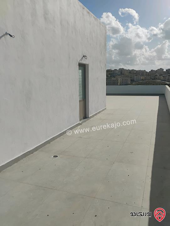 شقة طابق ثالث مع روف مساحة 190م مع ترس 110م للبيع بالأقساط في الزرقاء الجديدة