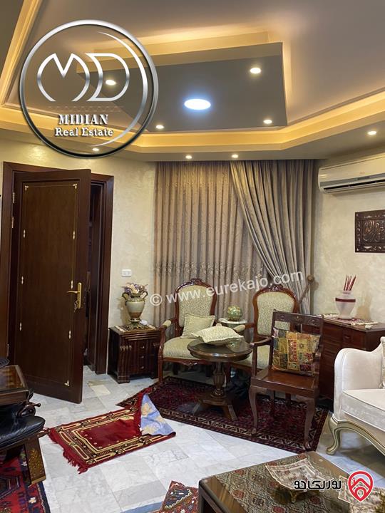 شقة أرضية للبيع في عمان - ام السماق قرب السيتي مول مساحة 200م مع ترس وحديقة 80م تشطيبات و ديكورات فاخرة بسعر مميز