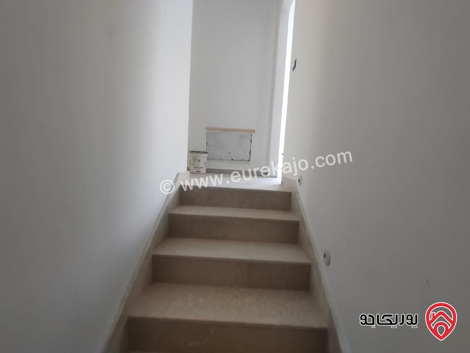 فلل متلاصقة مساحة الارض 250م مساحة البناء 500م للبيع في عمان - عبدون 