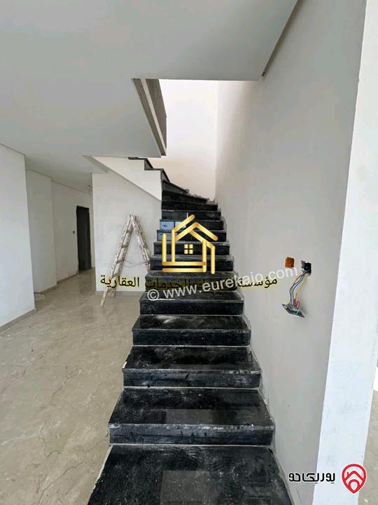 شقة مساحة 285م طابق ثالث مع روف جديد لم يسكن للايجار في عمان - الجبيهة