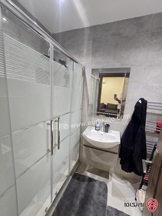 شقة مفروشة مساحة 230م مع حديقة كبيرة 300م و مدخل وكراج خاص للايجار في عمان - الرابية