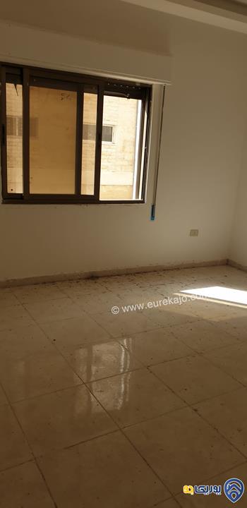 شقة صغيرة مساحة 90م مقسمة الى ثلاثة استديوهات طابق ثاني للبيع في عمان - الجبيهة /شارع الجامعة