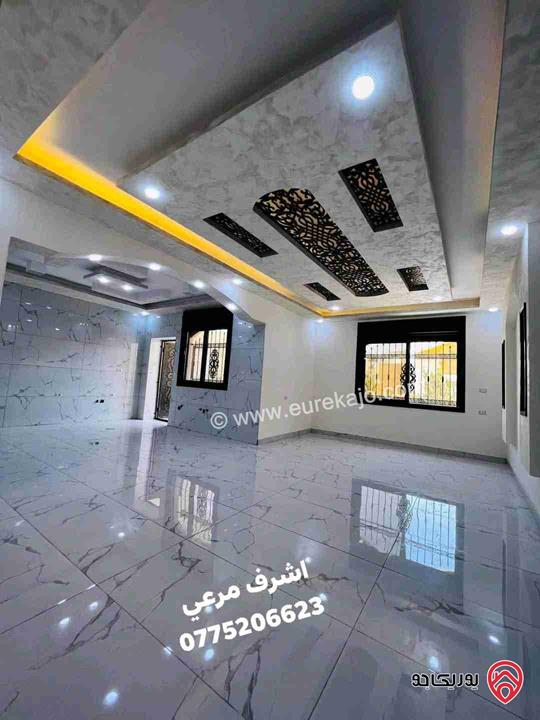 شقة طابق ثالث وروف مساحة 200م وترس لم تسكن للبيع في الزرقاء الجديدة