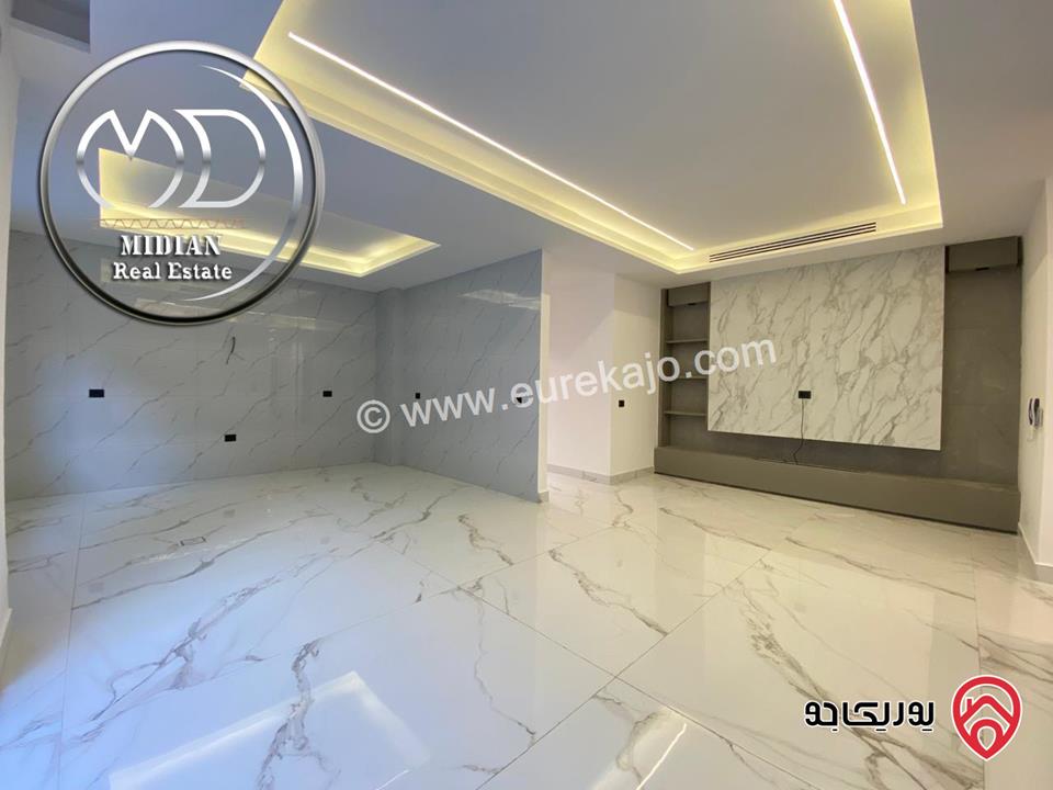 شقة شبه ارضي جديدة للبيع في عمان - جبل عمان مساحة 240م مع ترس و حديقة 200م تشطيبات ديكورات عصرية فاخرة بسعر مميز