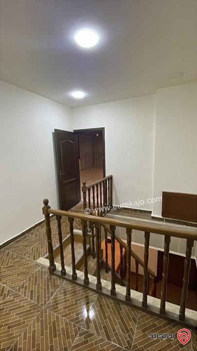 شقة دوبلكس طابق ثالث مساحة 300م للبيع في عمان - ضاحية الاستقلال 