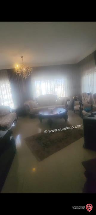 شقة طابق ثالث مع روف مساحة 175م مميزة للبيع في عمان - الرابية