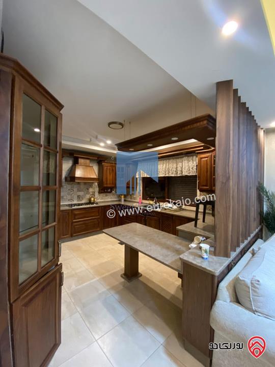 شقة أرضية مفروشة فاخرة للبيع في عمان - أم السماق مساحة 245م مع حديقة وترسات 120م