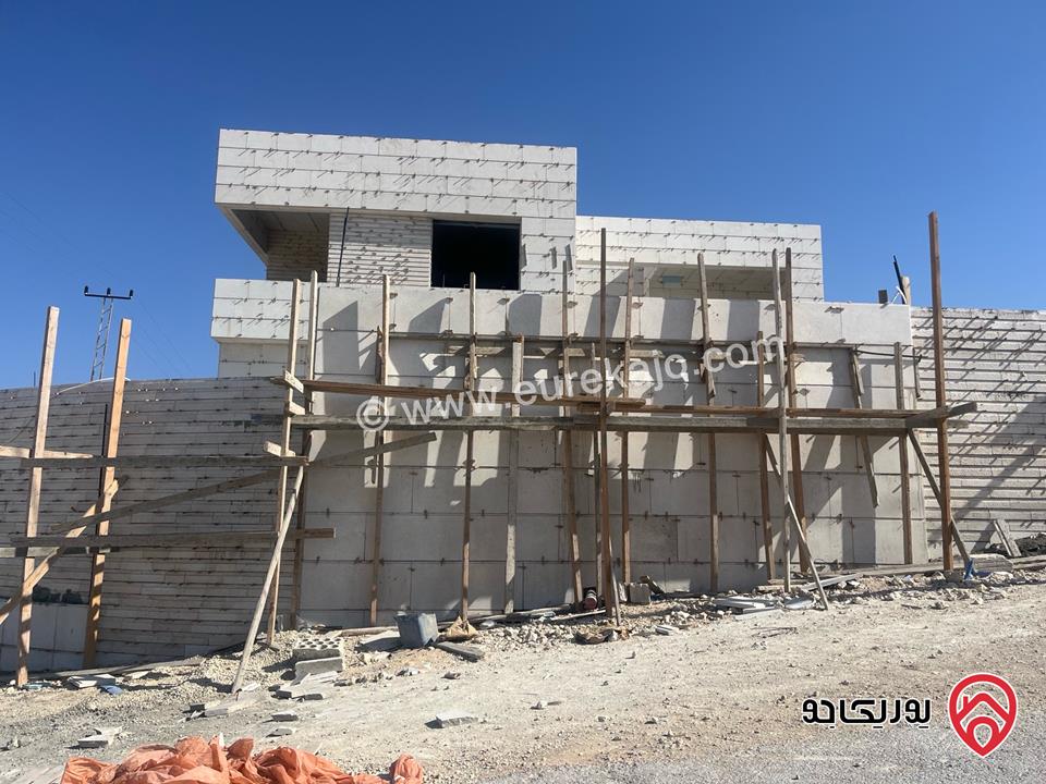 أرض مساحة 940م على شارعين راس تلة للبيع في الزرقاء - بيرين