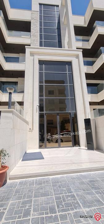 شقة مساحة 290م مع حديقة وتراسات 120م للبيع في عمان - الجبيهة 