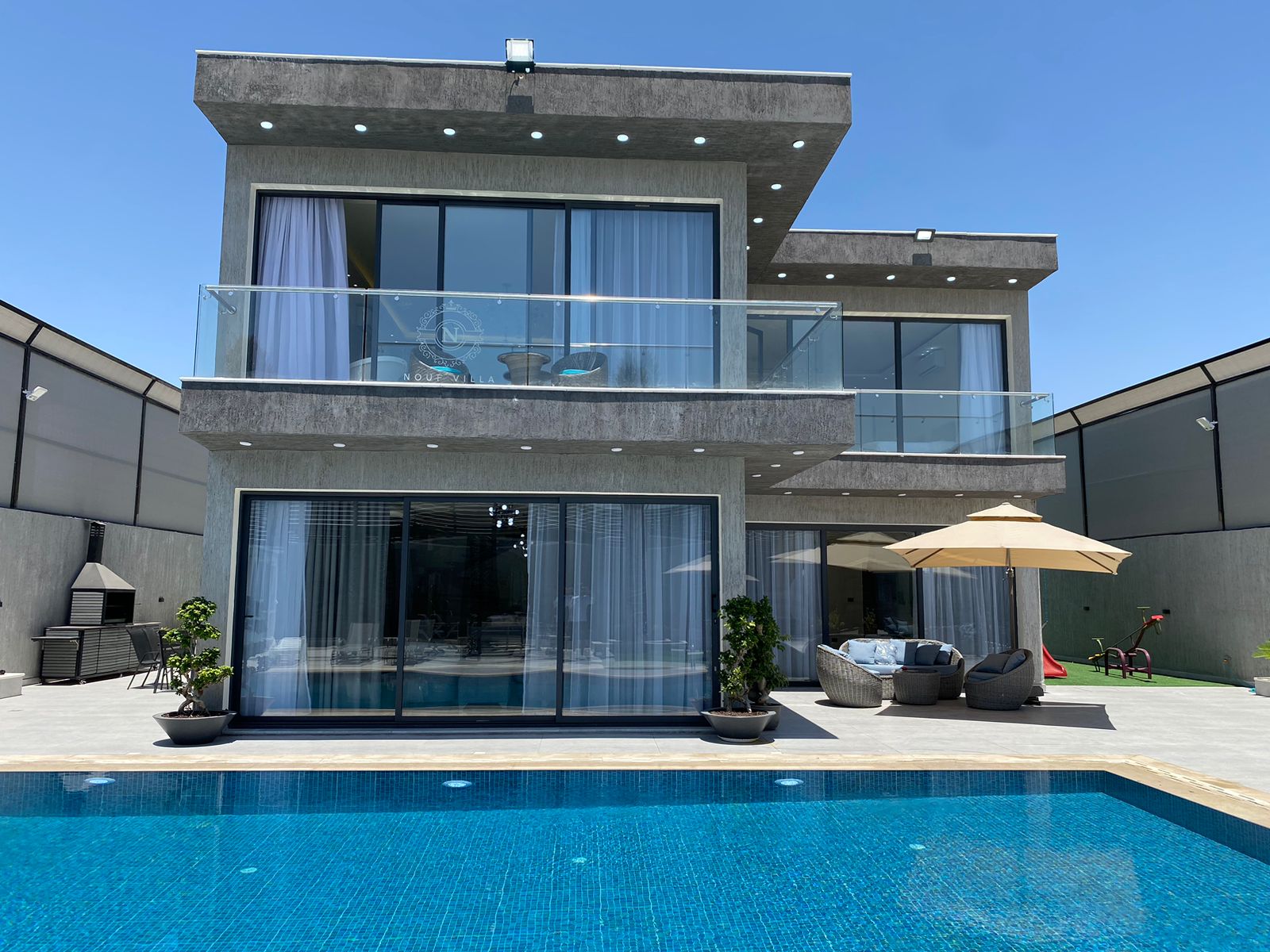شاليه Nouf Villa مساحة الأرض 705م والبناء 355م للبيع في البحر الميت - الرامة 