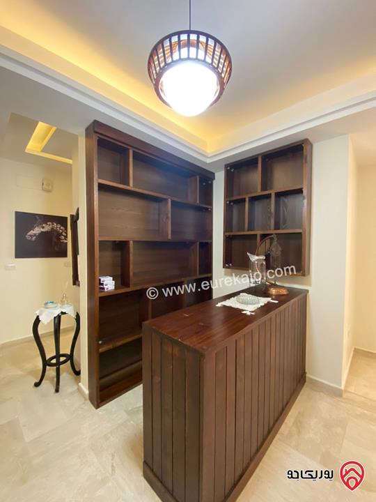 شقة طابق شبه ارضي مساحة 200م داخلي و 70م خارجي للبيع مفروشة في عمان - عبدون