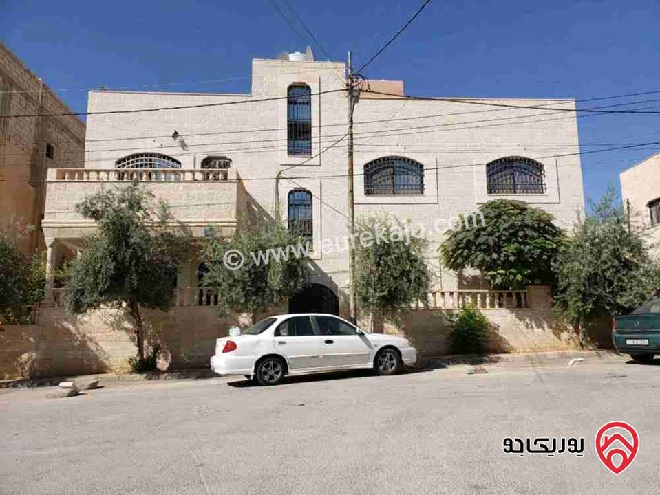 بيت مساحة 320م على ارض 300م للبيع في الزرقاء - جبل طارق