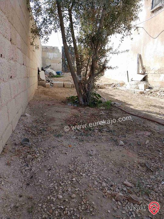 قطعة أرض مساحة 250م عليها بيت 90م للبيع في الزرقاء - الحلابات الغربي