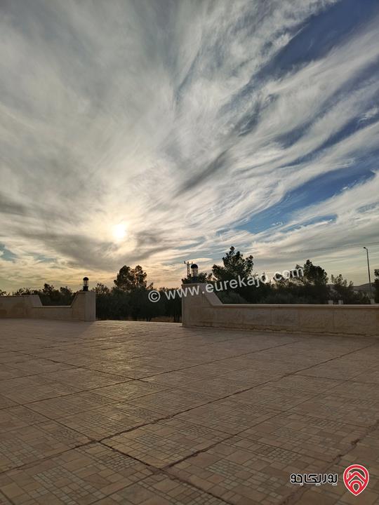 قطعة ارض مساحة 2دونم و500م فيها بناء مساحة 225م للبيع في مادبا - المريجمه 