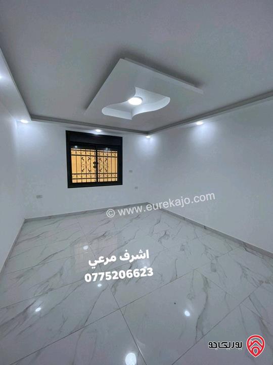 شقة شبه ارضية لم تسكن مساحة 140م داخلي و 50م خارجي للبيع في الزرقاء الجديدة