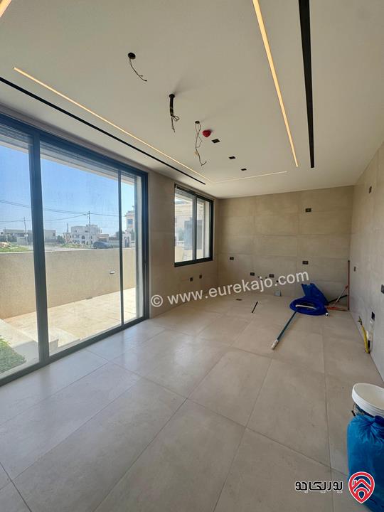 فيلا عدد 2 متلاصقتان مساحة البناء 885م على أرض 500م لكل فيلا للبيع في عمان - رجم عميش بإطلالة جميلة