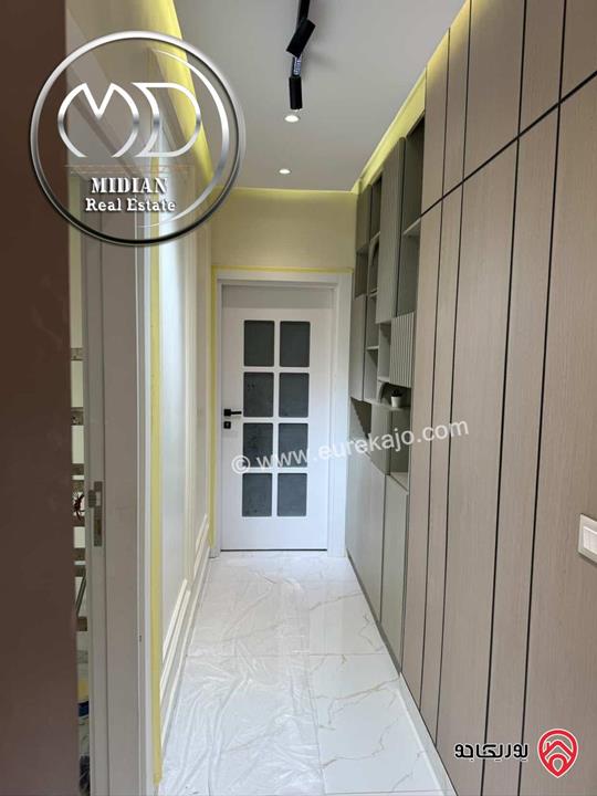 شقة شبه ارضي مفروشة للايجار في عمان - عبدون مساحة 140م مع ترس و حديقة 130م تشطيبات و ديكورات عصرية فرش فاخر جداً