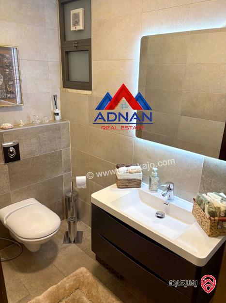 شقة ارضية مميزة مساحة 210م داخلي مع تراس 60م ومدخل و كراج خاص للبيع في عمان - عبدون