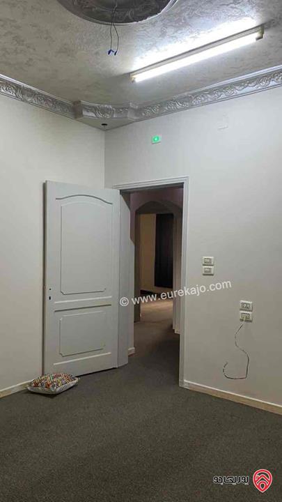 عمارة على أرض مساحة 350م للبيع في المفرق مقابل المستشفى العسكري 