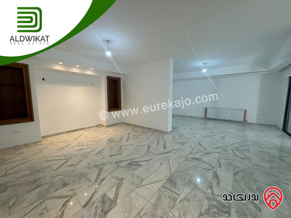 فيلا مستقلة للبيع في عمان - ام السماق مساحة الارض 1250م ومساحة البناء 670م ومساحة الحديقة 750م ومساحة الترس 200م