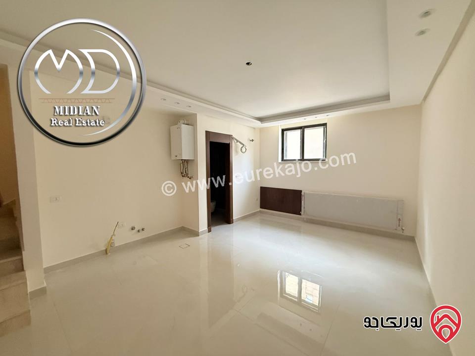 شقة أرضية دوبلكس للبيع في عمان - حي الصحابة مساحة 220م مع ترس 50م تشطيبات ديكورات فاخرة جديدة لم تسكن