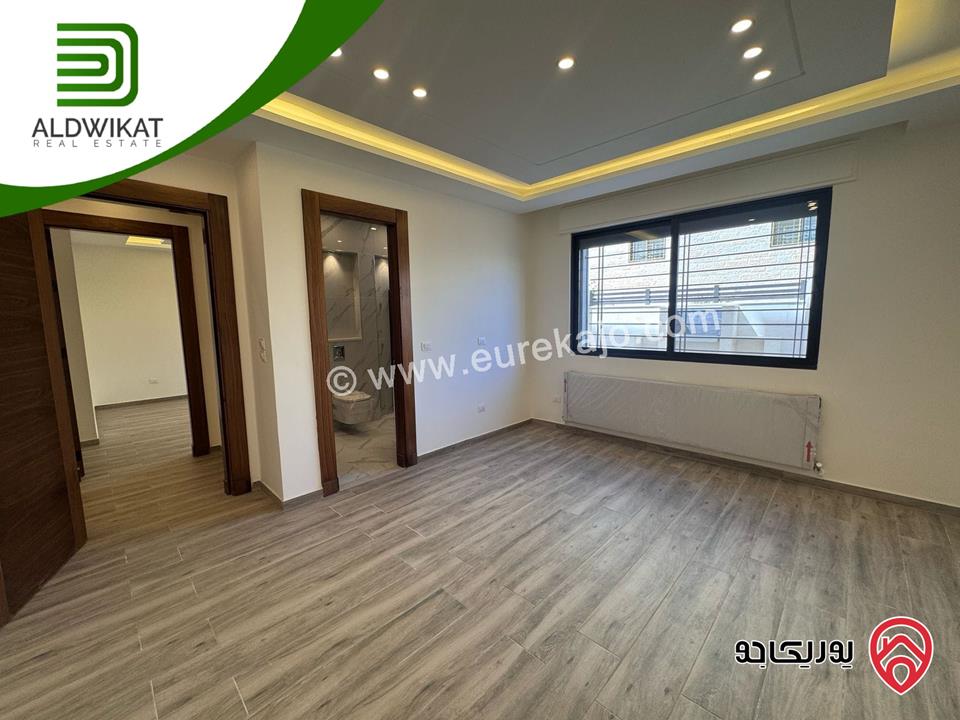 شقة ارضية للبيع في عمان - رجم عميش / طريق المطار مساحة البناء 210م ومساحة الحديقة 200م