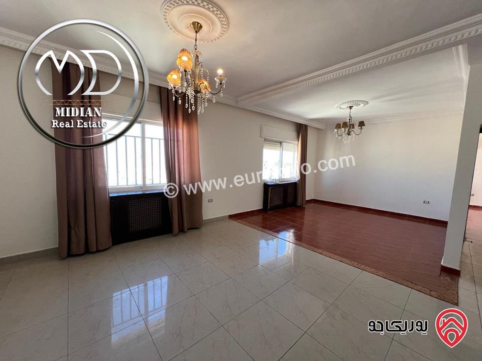 شقة دوبلكس فارغة للايجار طابق أخير مع روف في عمان - ضاحية الرشيد مساحة 300م مع تراسات اطلالة رائعة