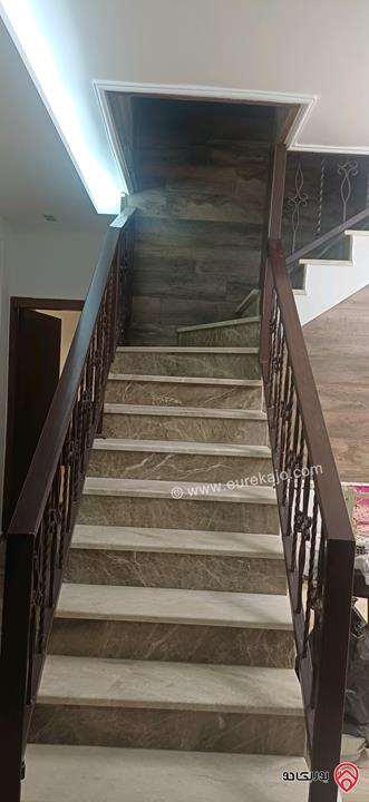 شقة طابق ثالث مع روف مساحة 250م للبيع في عمان - البنيات خلف مديرية الامن العام 