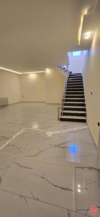 شقة مميزة طابق أرضي دوبلكس مساحة 287م داخلي و 240م خارجي للبيع في عمان - الجندويل