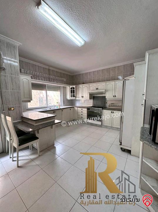 شقة طابقية مساحة 310م طابق أول للبيع في عمان - ام اذينة