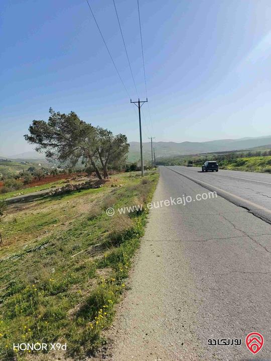 قطعة ارض مساحة 3400م للبيع في جرش على شارع جرش الزرقاء الرئيسي