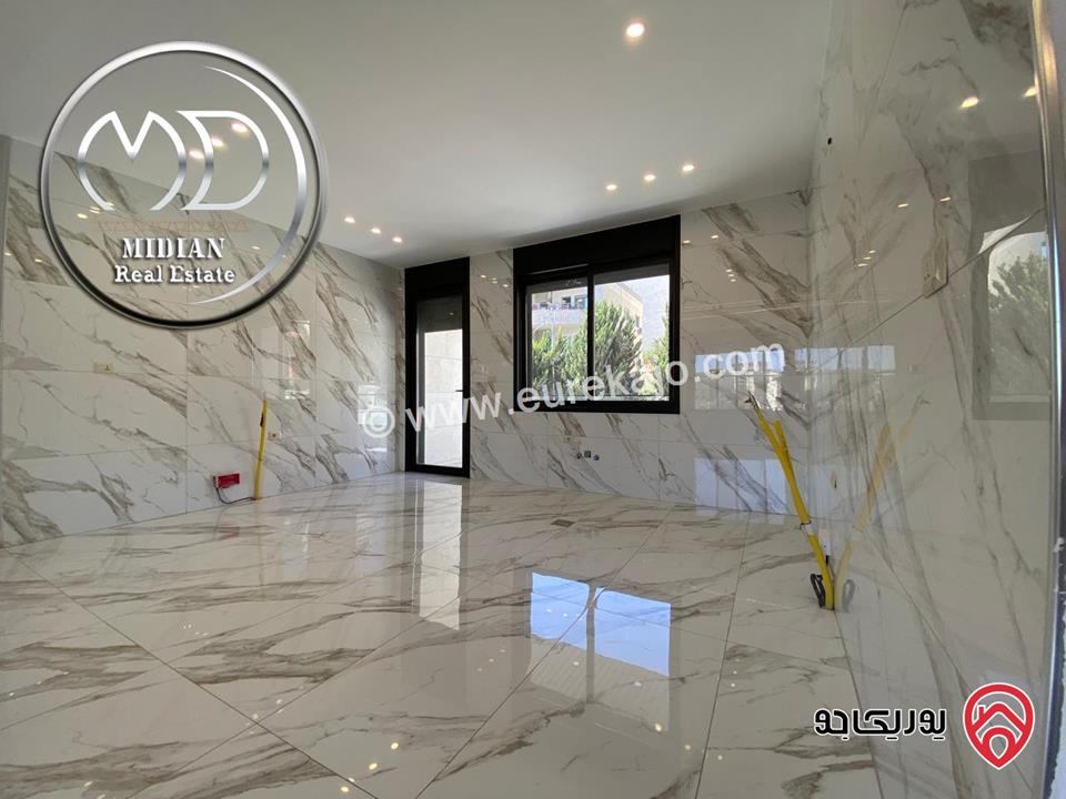 شقة دوبلكس ارضية للبيع في عمان - خلدا مساحة 315م مع ترس وحديقة 150م تشطيبات و ديكورات عصرية فاخرة جديدة لم تسكن