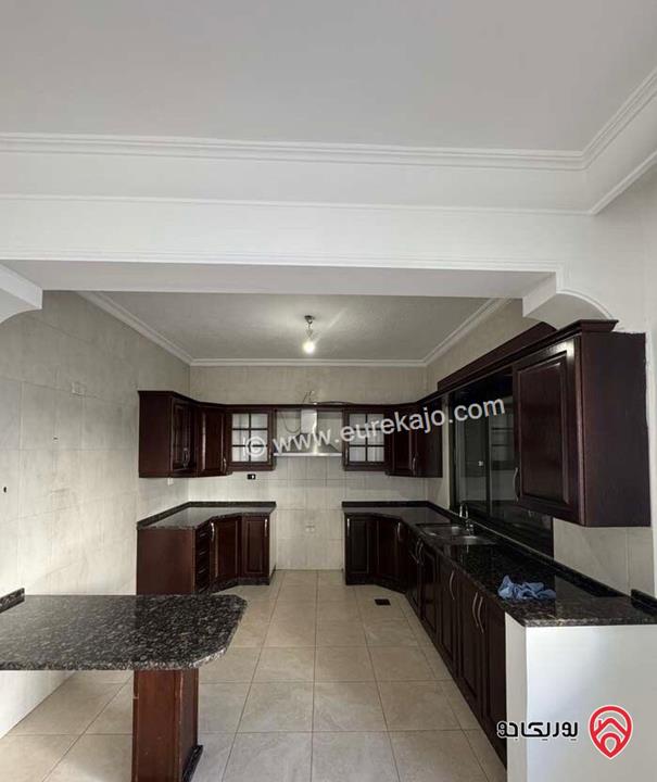 شقة مساحة 170م طابق ثالث للايجار في ام عمان - اذينة 