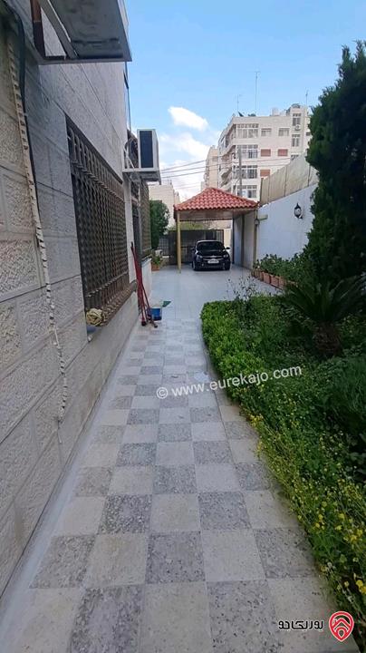 شقة أرضية شبه فيلا مساحة 270م داخلي وخارجي 250م شرقية جنوبية مشمشة مدخل وكراج مستقل للبيع في عمان - الشميساني