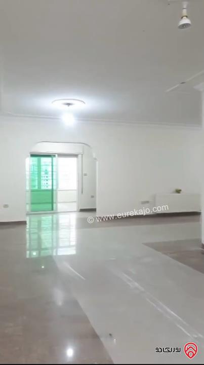 شقة أرضية مساحة 310م داخلي و 100م خارجي للبيع في عمان - الجبيهة 