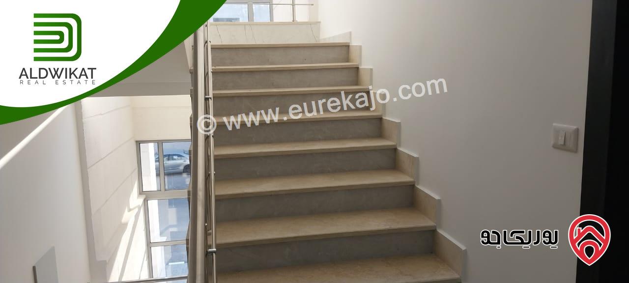 شقة طابق ثاني للبيع في عمان - البنيات / طريق المطار مساحة 180م والترس 30م بالقرب من جامعة البتراء جديدة لم تسكن