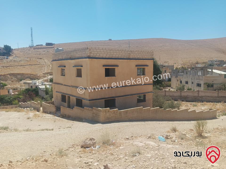 قطعتي أرض مجاورتين مساحة 892م بقوشان مستقل لكل واحدة مقام بيت طابقين مساحة 100 متر للبيع في الزرقاء - ابو الزيغان