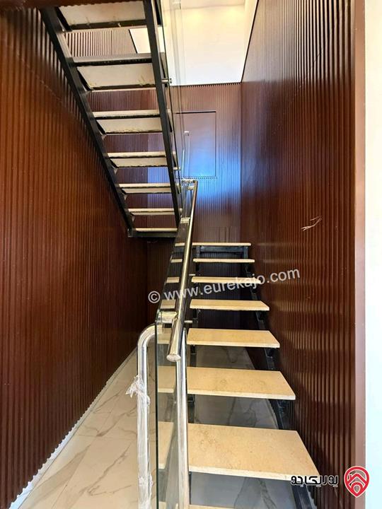 شقة سوبر ديلوكس طابق ثالث دوبلكس مساحة 250م للبيع في عمان - الجبيهة 