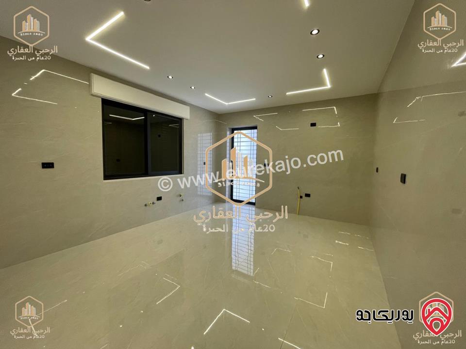 شقة فارغة أرضية مساحة 225م داخلي و 200م خارجي للايجار في عمان - الجبيهة