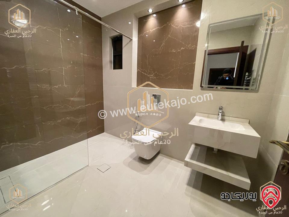 شقة فارغة أرضية مساحة 225م داخلي و 200م خارجي للايجار في عمان - الجبيهة