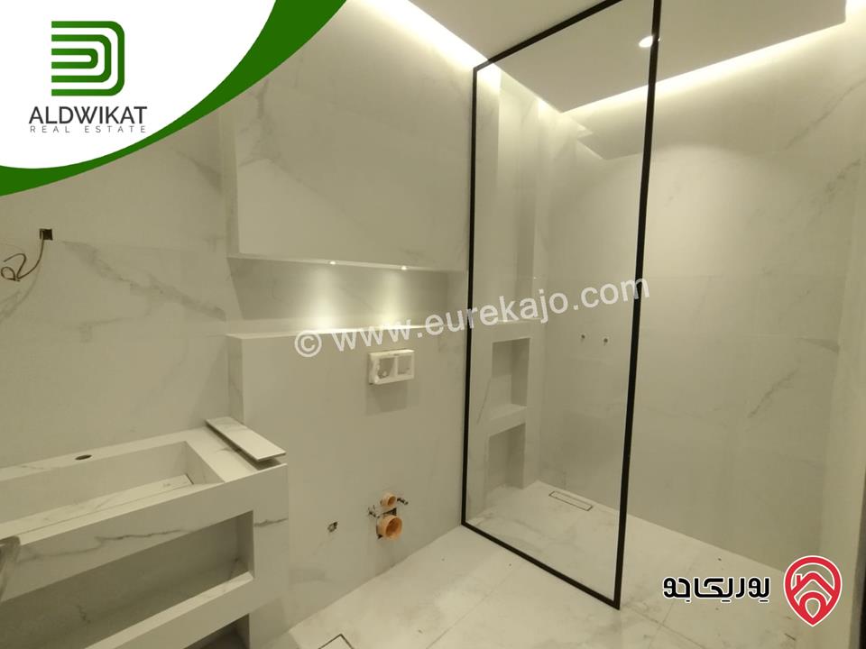 شقة للبيع في عمان - دابوق طابق ارضي مساحة البناء 190م ومساحة الترس 50م