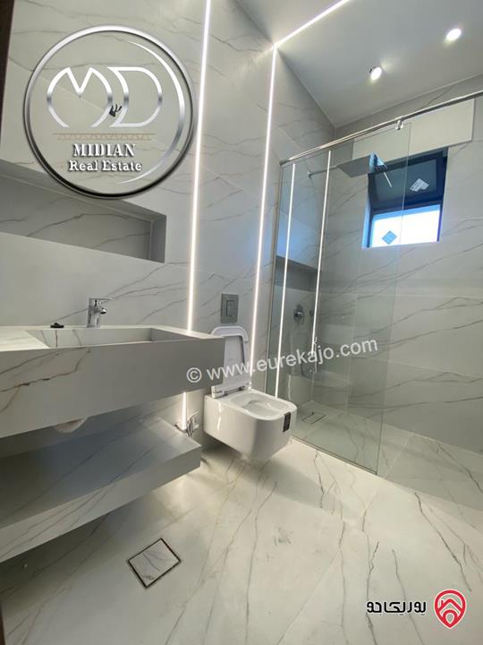 شقة شبه ارضي جديدة للبيع في عمان - الجندويل مساحة 180م مع ترس و حديقة 100م تشطيبات و ديكورات فاخرة بسعر مميز جداً