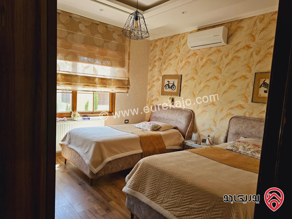 شقة سوبر ديلوكس مساحة 273م طابق أرضي مع مساحة خارجية 90م للبيع مفروشة في الجبيهة 