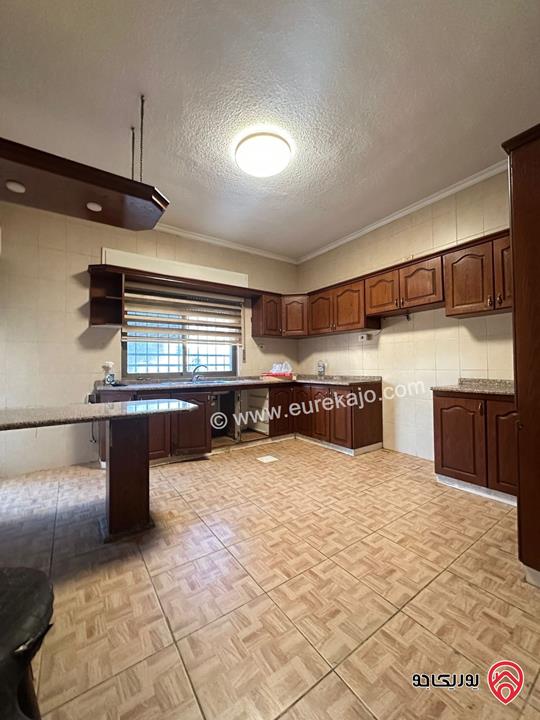 شقة طابق ثالث مساحة 220م للايجار في عمان - خلدا 