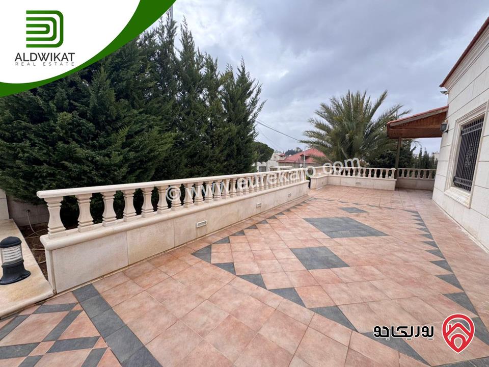 طابق من فيلا للايجار في عمان - دابوق المساحة 350م ، الحديقة 200م ، الترس 100م منطقه مطلة وفلل حديثة