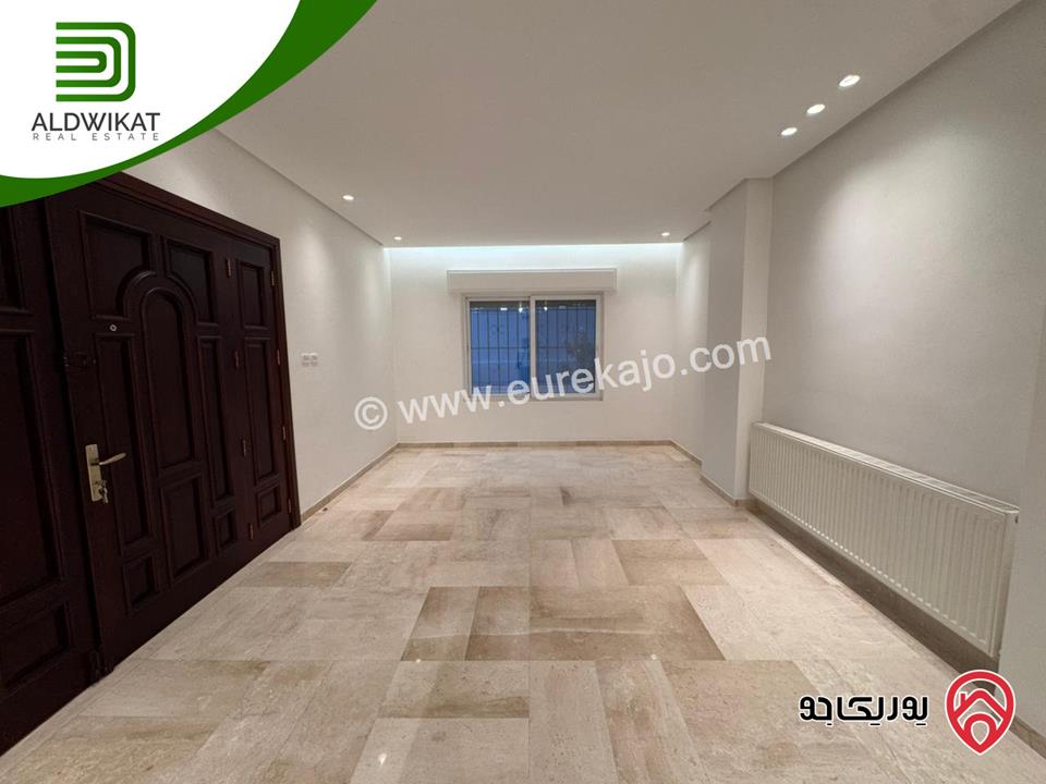 شقة فاخره ارضية للايجار في عمان - دير غبار مساحة البناء 280م ومساحة الحديقة 100م والترس 150م موقع مميز تصلح للسفارات والهيئات الدبلوماسية