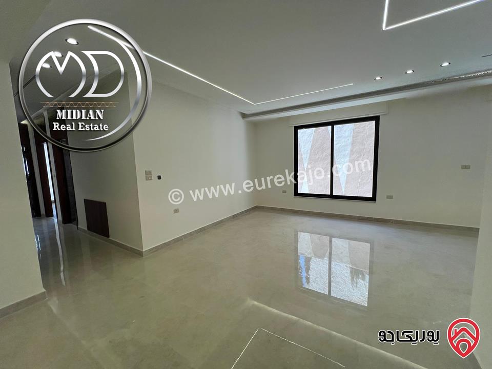 شقة شبه ارضي جديدة للبيع في عمان - ام اذينة مساحة 125م مع ترس و حديقة 110م تصلح للاستثمار بسعر مميز جداً